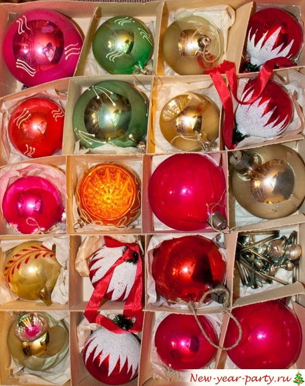 Типичный набор немецких ёлочных игрушек советского времени. У меня некоторые точно такие же до сих пор живы