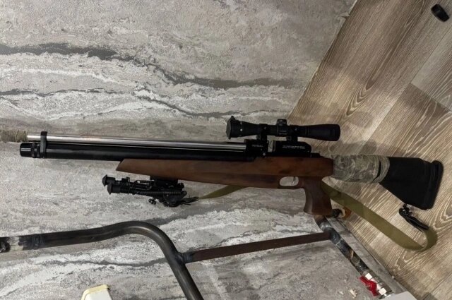 На винтовку были установлены специальные сошки для стрельбы из горизонтального положения, а также оптика.