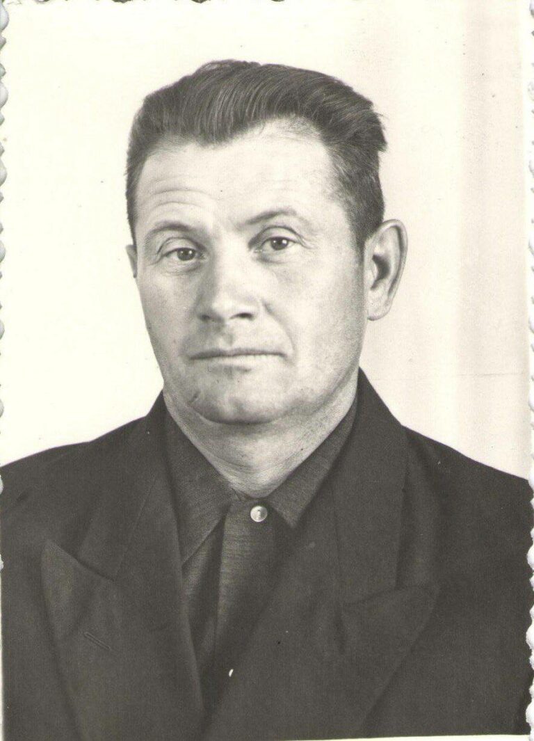    Звание «Почетный гражданин Грачёвского района» присвоено участнику ВОВ Петру Калмыкову Белов Михаил Александрович