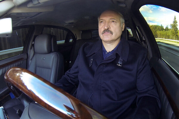 Президент Белоруссии Александр Лукашенко управляет автомобилем.    
 
Минск, Беларусь. 6 октября 2015 года / Andrey Stasevich/AP