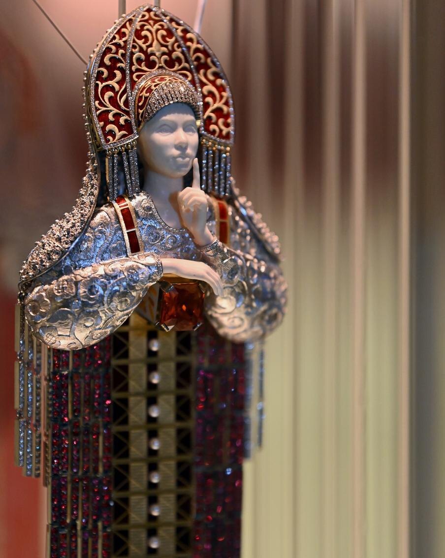 Ильгиз Фазулзянов. "Русь". Подвеска, ювелирный объект. Золото, серебро, бриллианты, сапфиры, жемчуг, кость, горячая ювелирная эмаль; резьба по оброну, литьё, скань, зернь, роспись по эмали, финифть, золочение, резьба из кости. Пресс-служба Государственного историческоого музея 