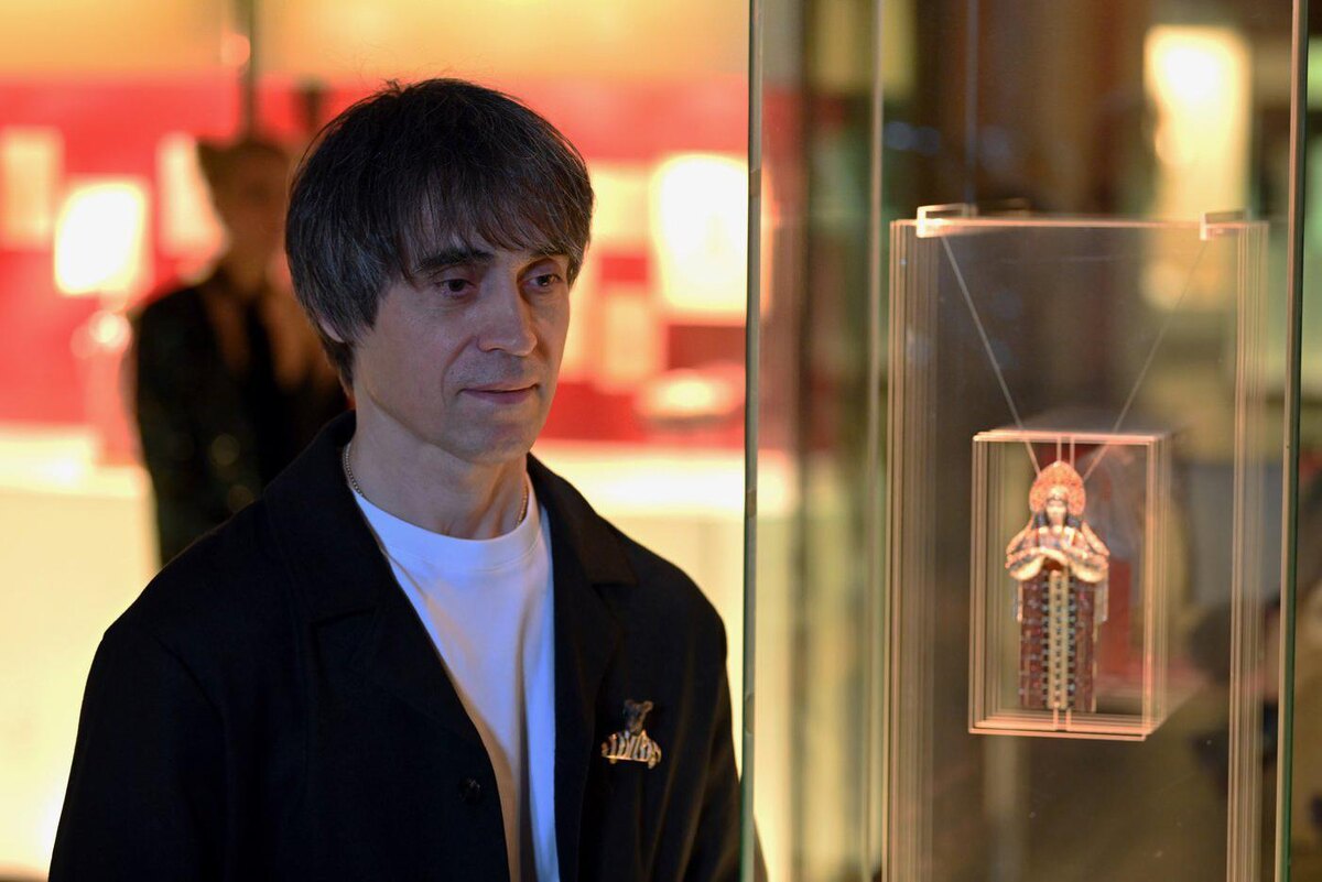 Пресс-служба Государственного историческоого музея
Художник Ильгиз Фазулзянов и его "Русь". Высота фигурки 17 см.