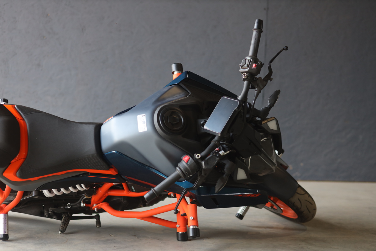 Мотоцикл лежит на демпферной клетке Crazy Iron