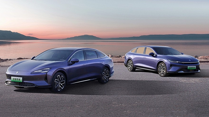    Слева электрический Baojun Xiangjing, справа гибридный