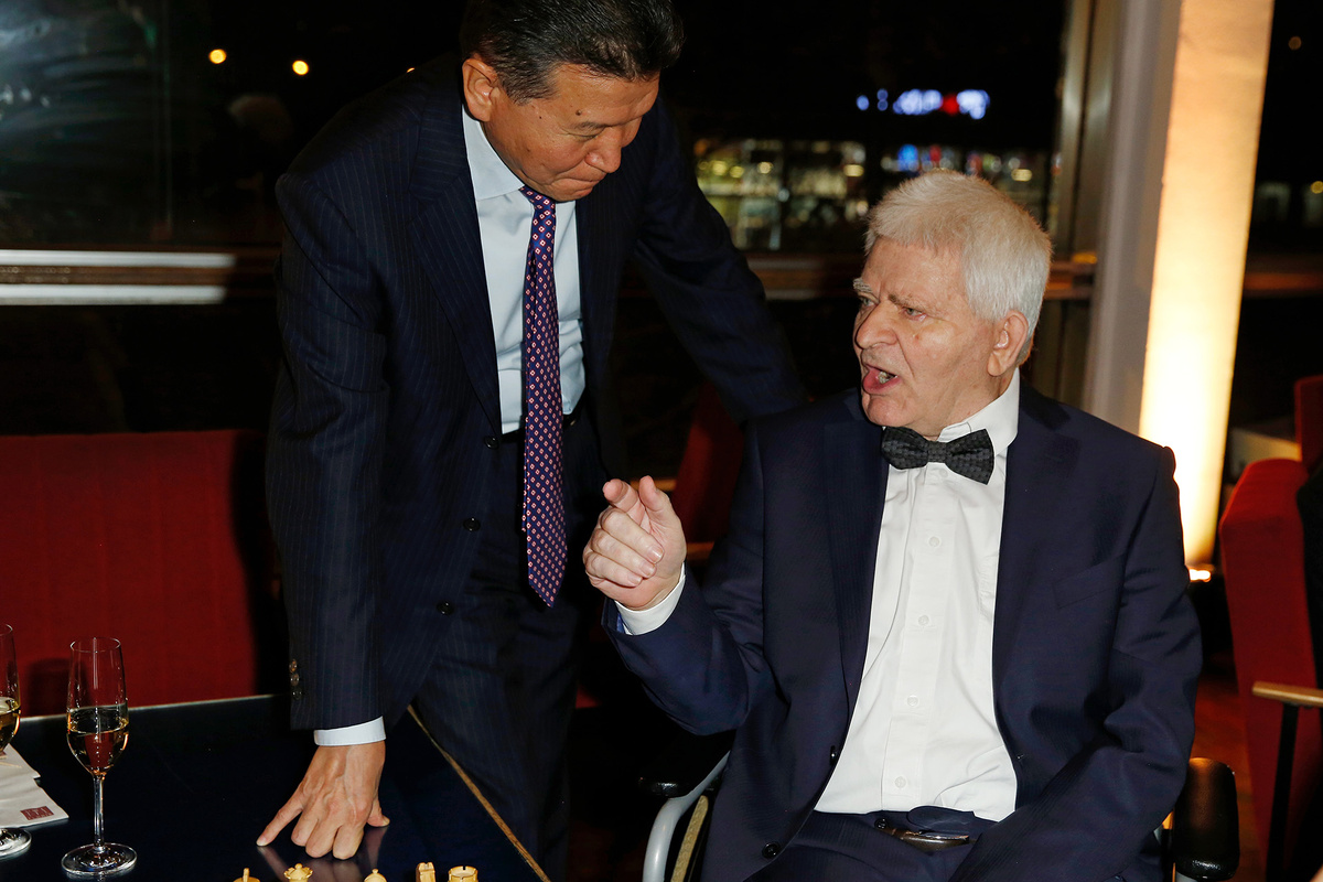    Кирсан Илюмижинов с Борисом Спасским в Берлине на чемпионате мира по быстрым и блиц-шахматам и специальном показе фильма «Жертвоприношение пешки», 2015 год