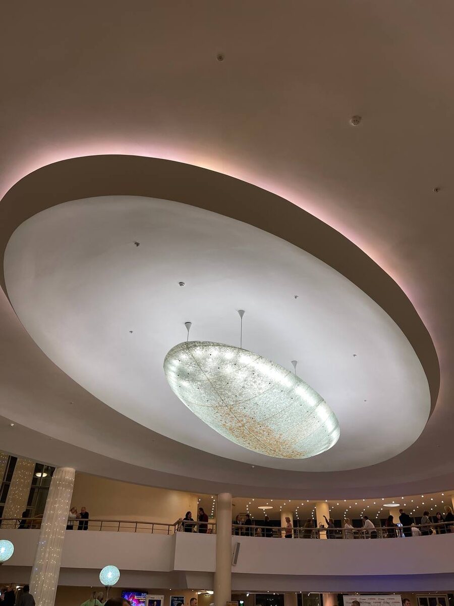 Виды из главного холла здания.