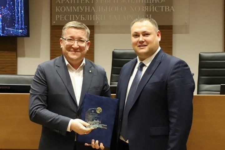 На посту директора указанного департамента Айнур Исхаков (слева) отработал шесть лет — с 2015 по 2021 год, позже пошел на повышение. телеграм канал администрации Альметьевска