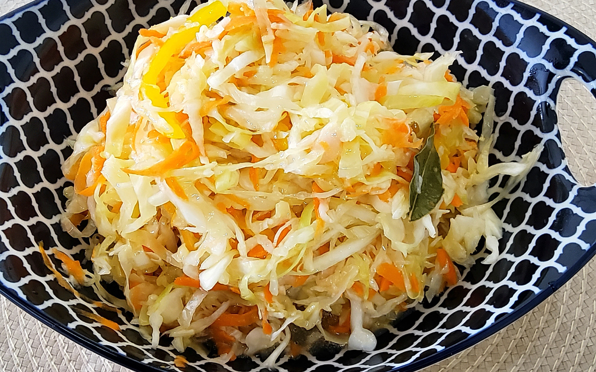 Очень удачный рецепт маринованной капусты,вкус свежий приятно сладковатый с небольшой кислинкой.Эта закуска нравится всем.Так же эту капусту можно использовать за основу многих салатов,добавив помидоры,огурчики,консервированную кукурузу,Также можно добавлять в салаты с красной свеклой,винегрет, а также тушить , и затем использовать как начинку для пирогов и пирожков.Итак приступим к приготовлению маринованной капусты:нам понадобится 1кг капусты