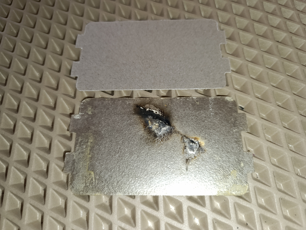 Сверху новая слюда, которую я вырезал под размер старой.