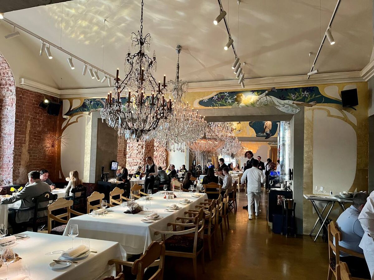 парад люстр в основном зале