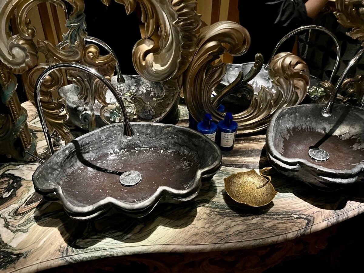 а еще очень красивый туалет - ажурные раковины и зеркало