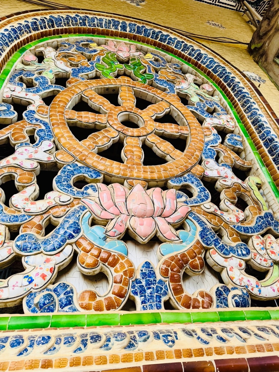 И с помощью разного цвета кусочков создавались узоры драконов, цветы и различные орнаменты