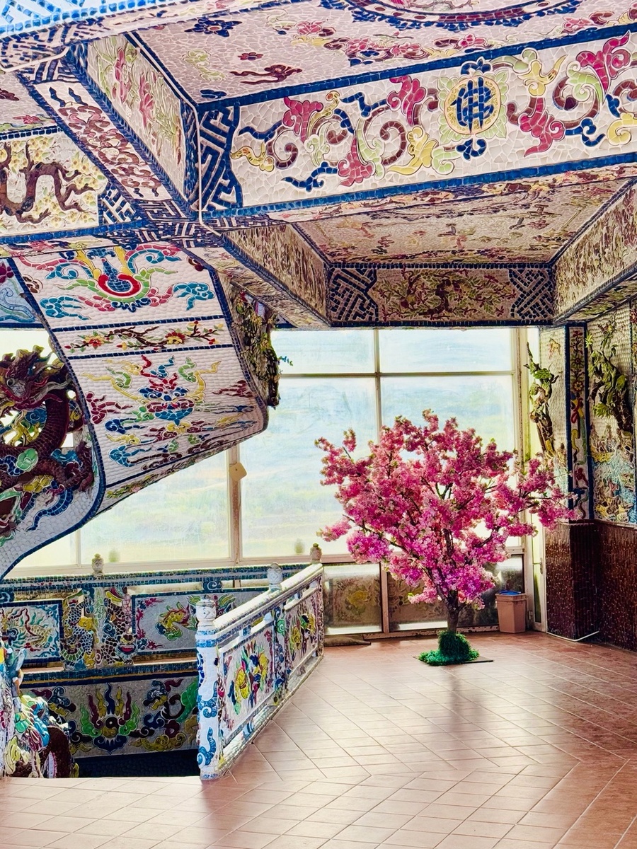 Сакура выполнена из искусственных цветов, все остальное - мозаика из осколков