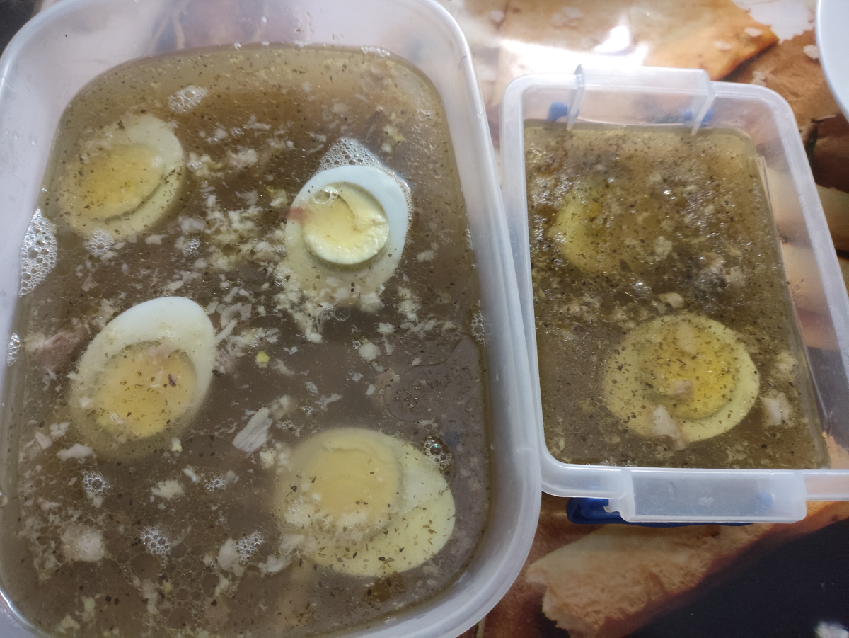 Чесночку выдавила.