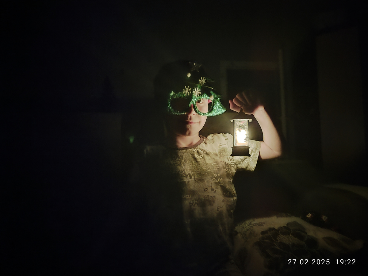 Вадюха с фонариком и что-то странное рядом с ним на диване. Как будто кто-то смотрит из-за подушки