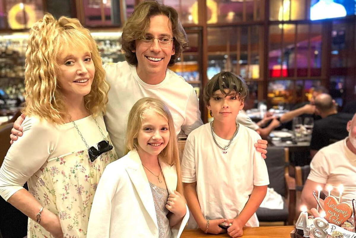    Алла Пугачева с мужем и детьми Социальные сети