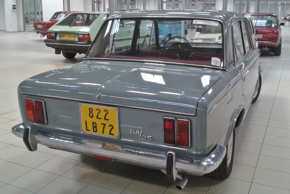 FIAT 125 сзади