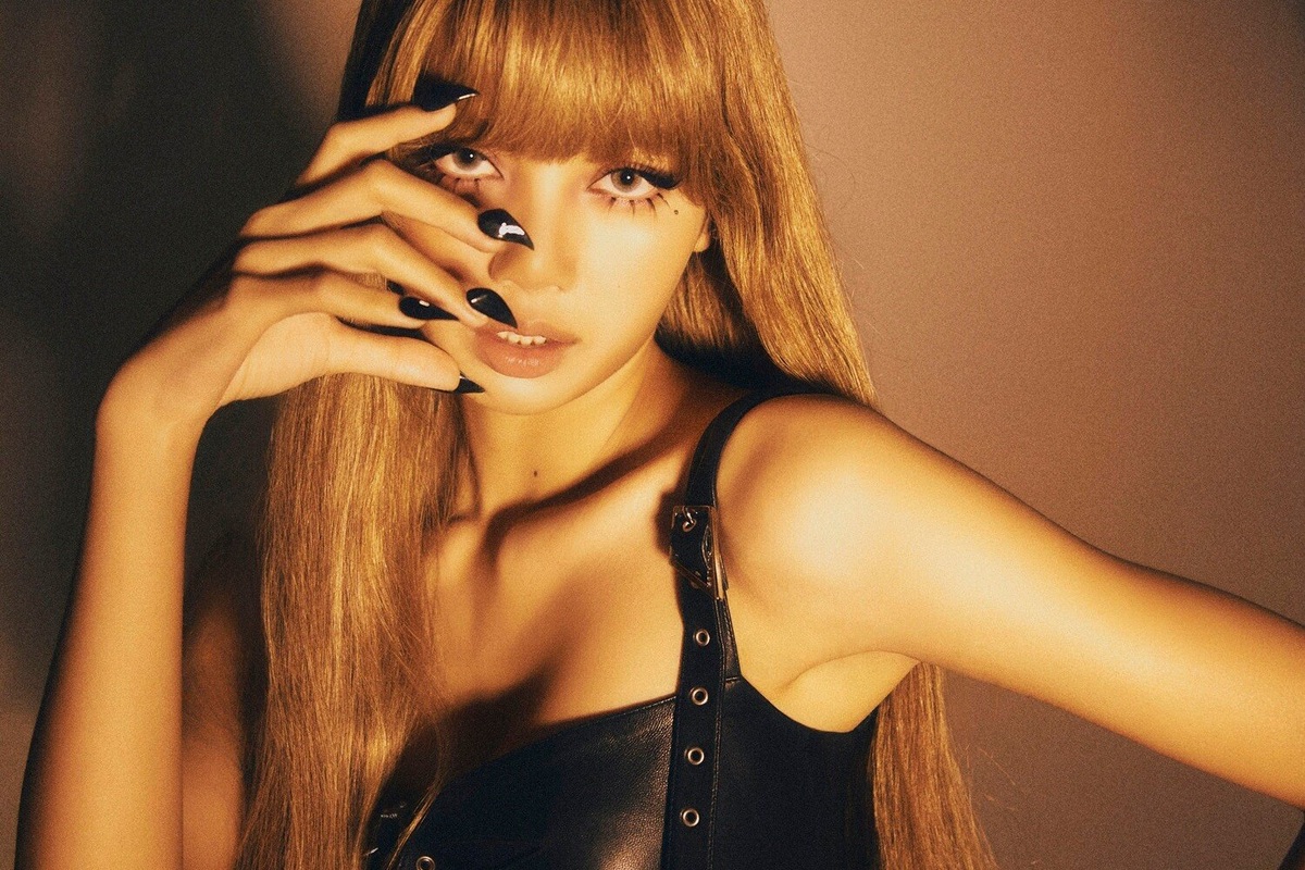    Лиса из BLACKPINK выпустила первый полноформатный альбом Alter Ego