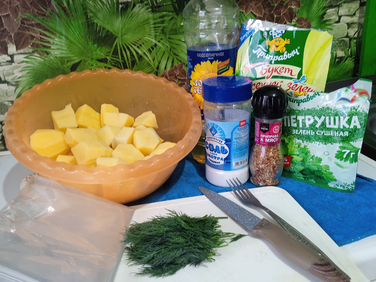 Ингредиенты для картошки: 1. Картофель -  10 шт; пучек зелени укропа и петрушки;соль; перец, масло растительное-2-3 ст, лож. 