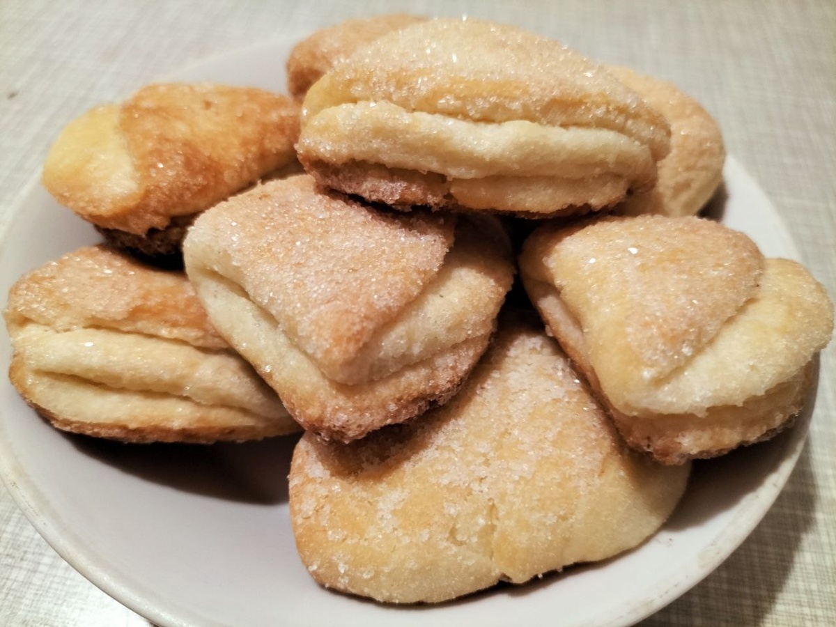 Вот таким получается сахарное творожное печнье. Его называют - треугольнички или ушки.