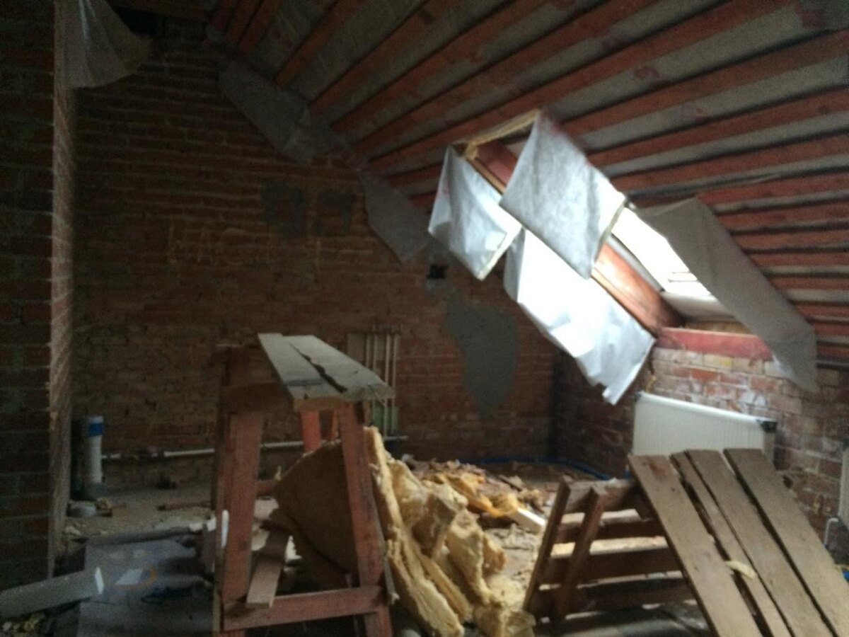 Свисающие лохмотья пленки и горы мусора 🥴