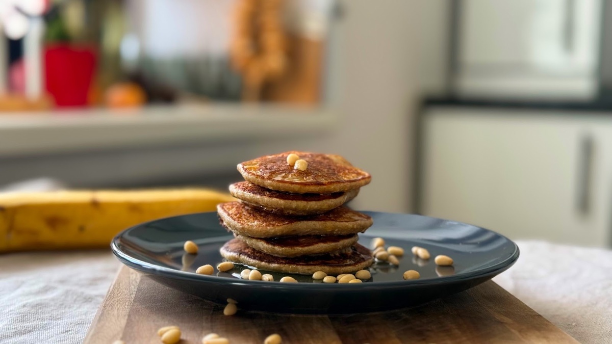 Овсяные оладьи. Я посыпала их кедровыми орешками и полила сиропом топинамбура.