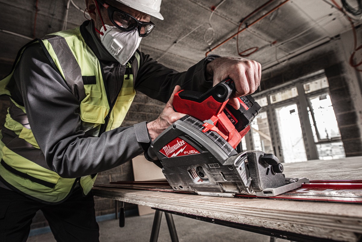 Аккумуляторная погружная пила Milwaukee M18 FPS55-552P FUEL
