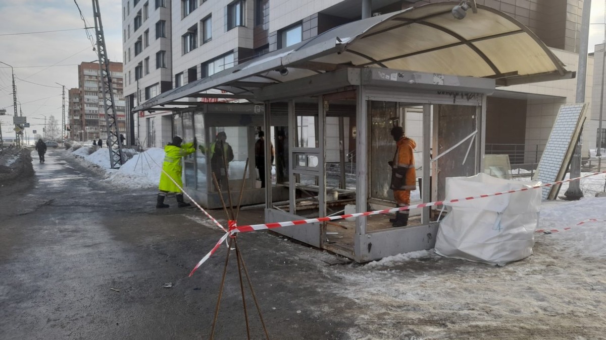    Снос остановки общественного транспорта в Петозаводске. Фото: "Республика"/Максим Смирнов