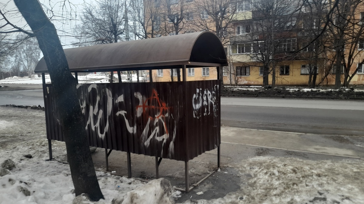    Ржавая остановка на улице Калинина в Петрозаводске. Фото: «Республика»/Максим Смирнов