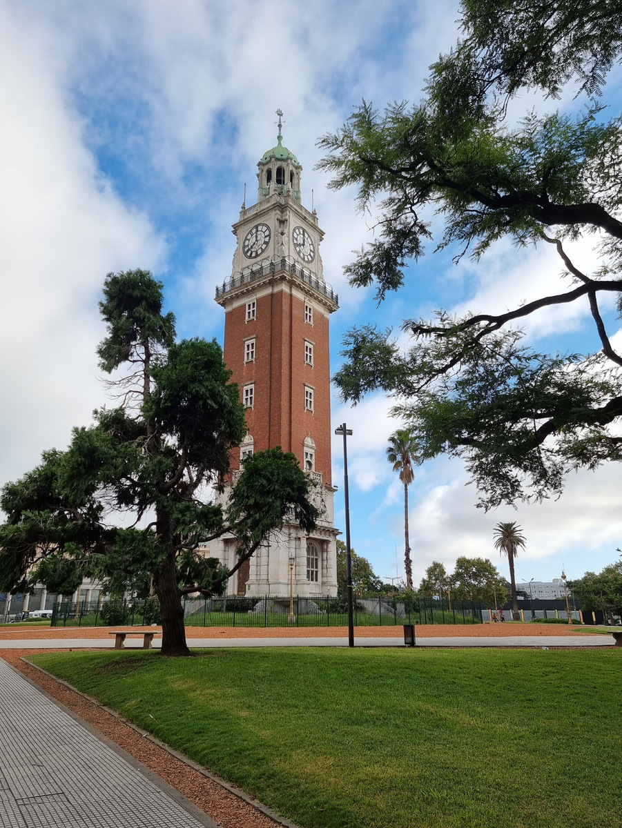Эта башня, словно карандаш, воткнута посреди площади