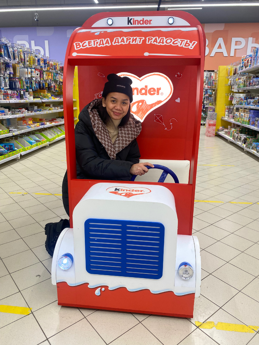 Фото Лили в супермаркете.