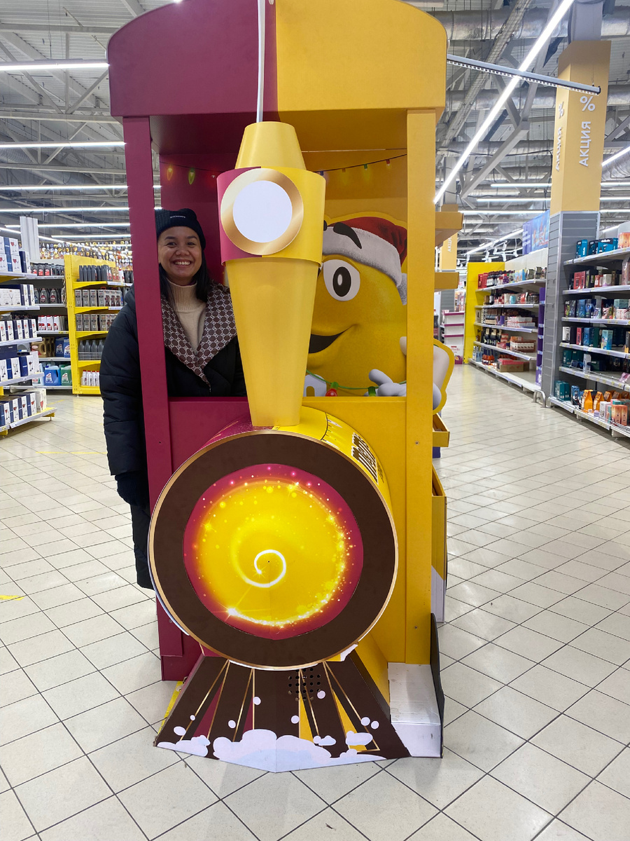 Фото Лили в супермаркете.