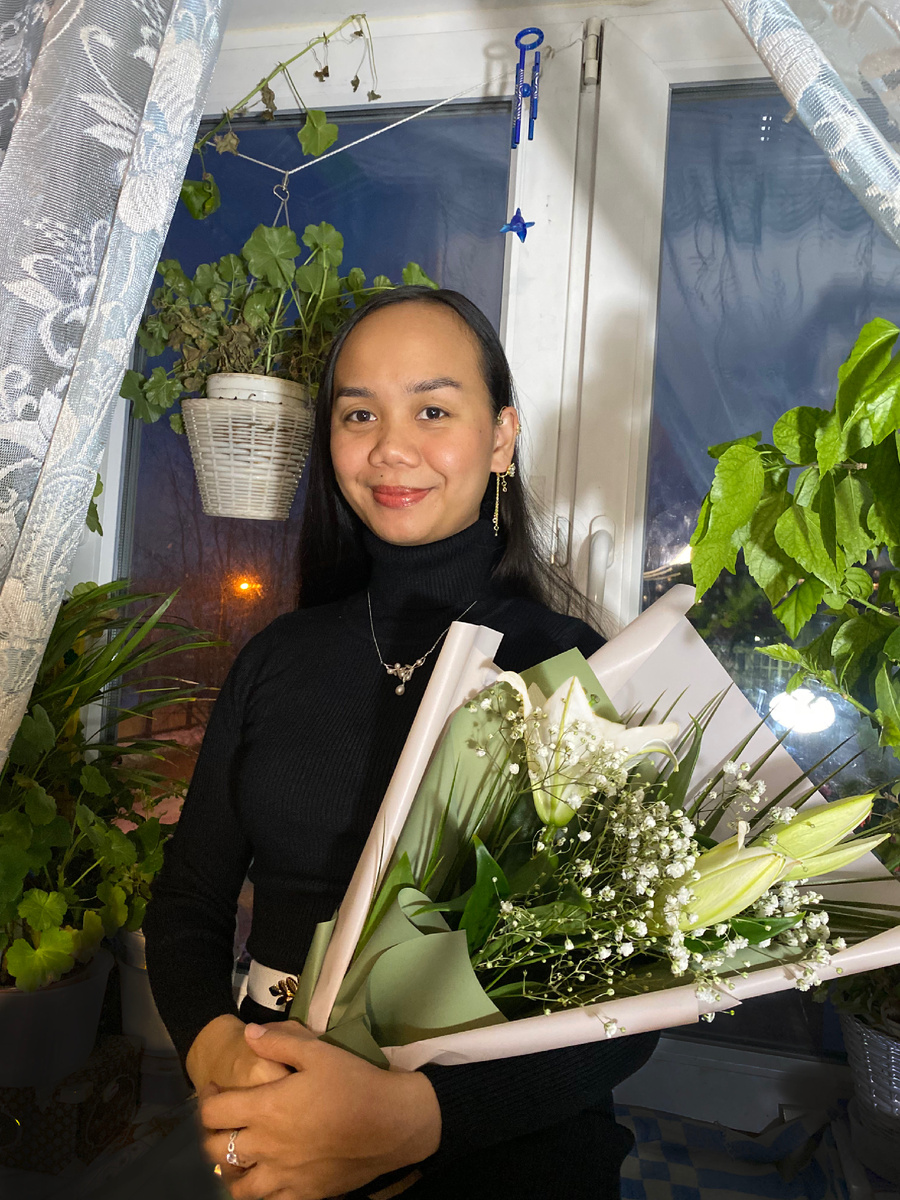 Фото Лили с цветами.