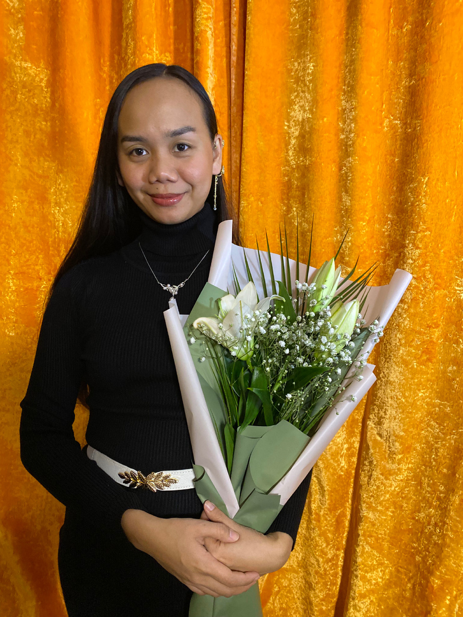 Фото Лили с цветами.