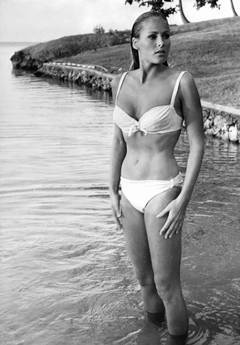 В белом купальнике