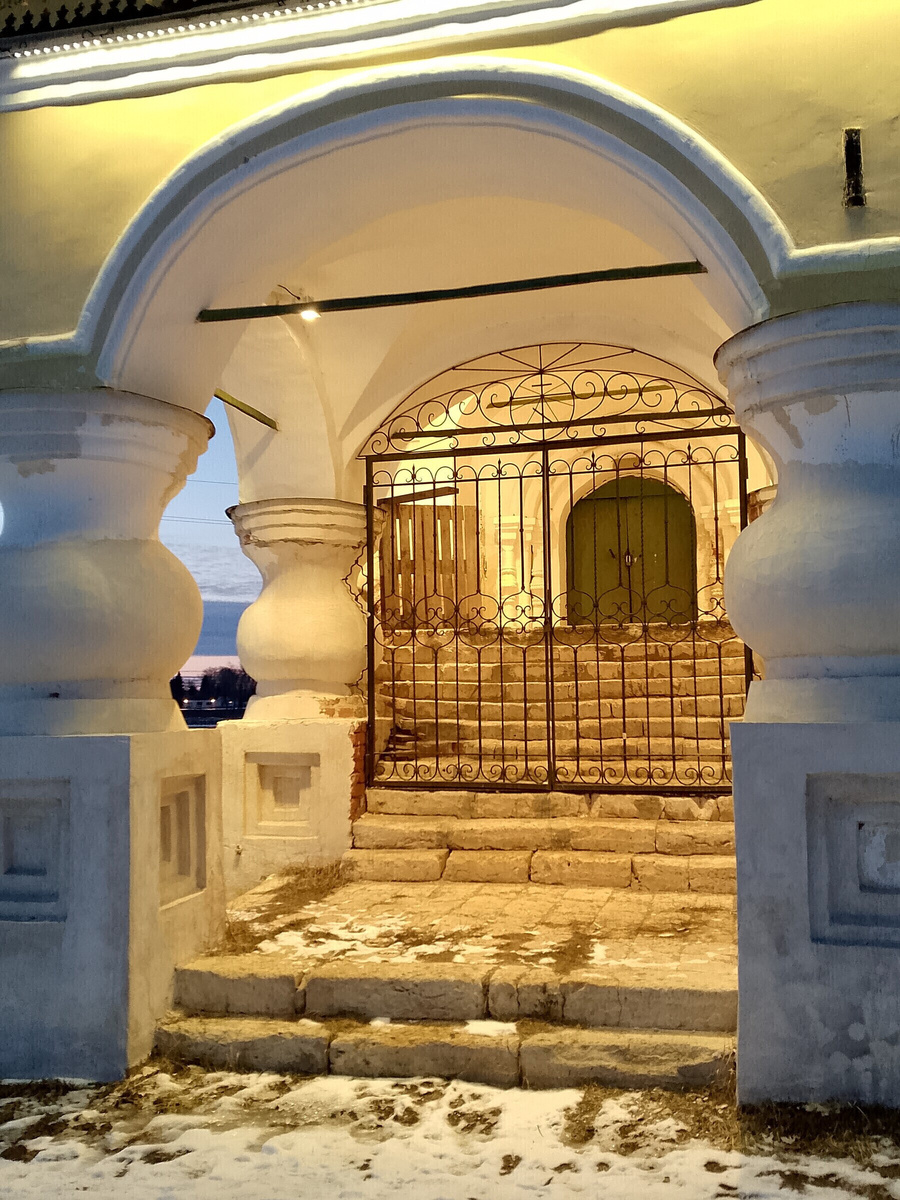 Балясины крыльца Предтеченской церкви. Фото автора 