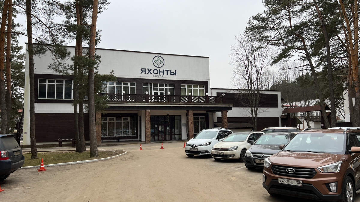 Здание ресепшен отеля Яхонты Таруса (днем)