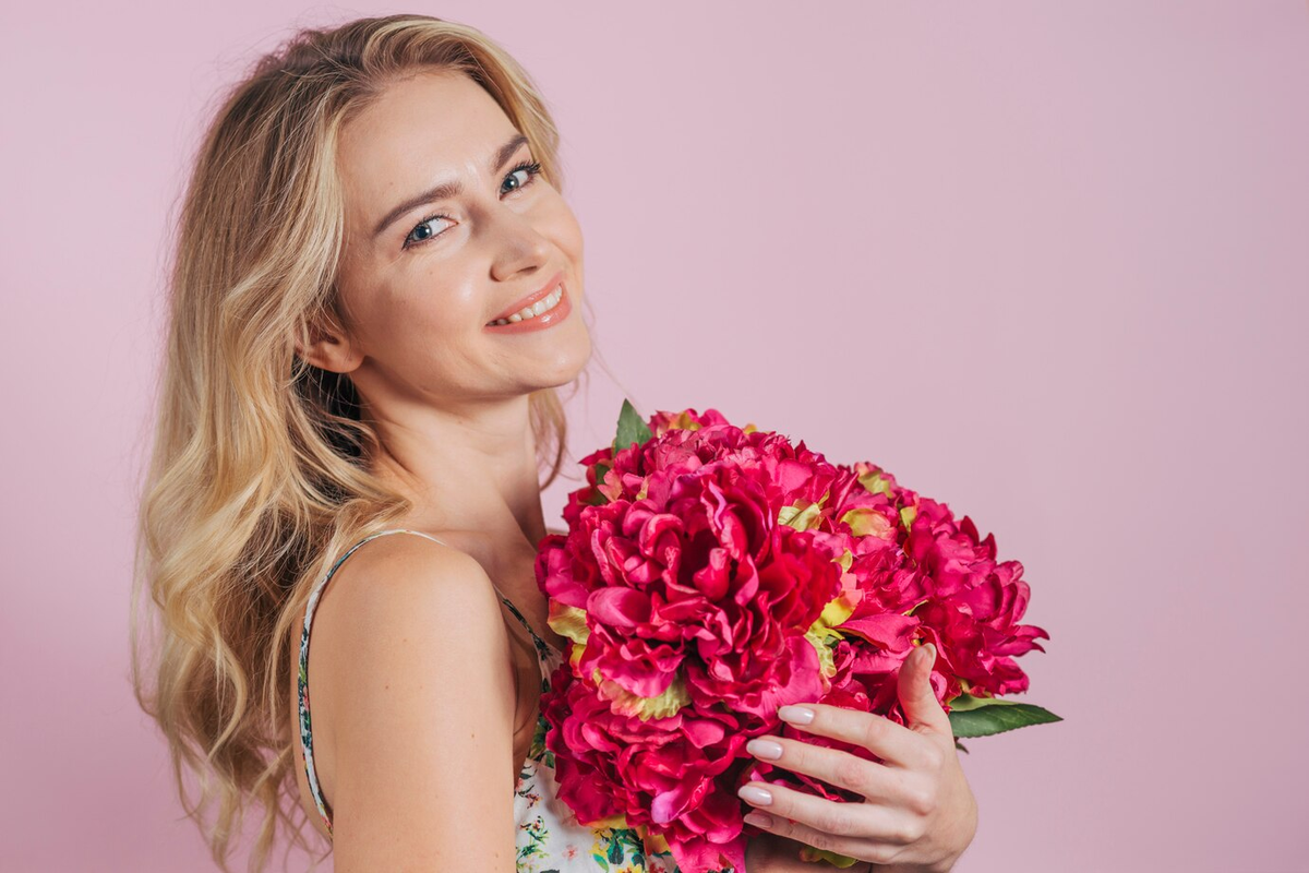 https://ru.freepik.com/free-photo/attractive-young-woman-holding-beautiful-red-flowers-against-pink-backdrop_3865747.