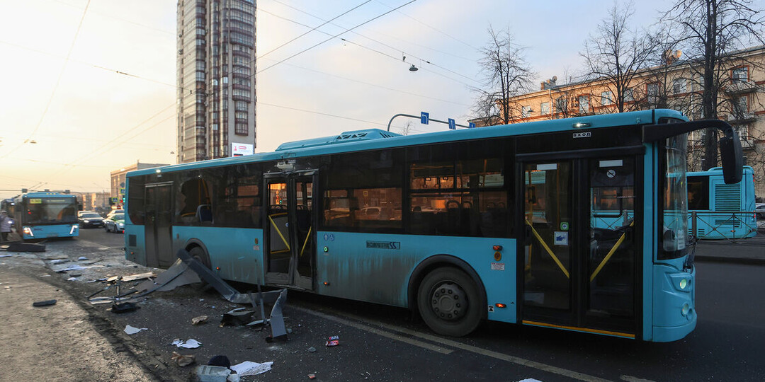 "Я ничего не помню. Я только повернул". В Петербурге автобус снес остановку с людьми