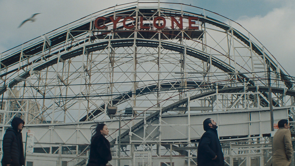 После Tatiana можно прокатиться на знаменитых горках Cyclone в Кони-Айленде (и запомнить эту поездку на всю жизнь). Кадр из фильма