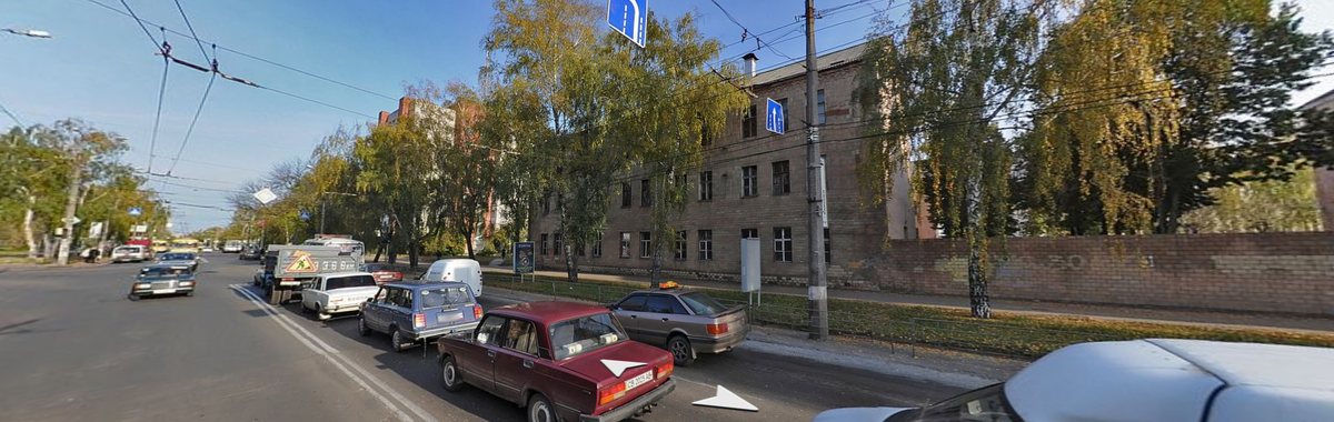 С третьего этажа этого здания облили женщин