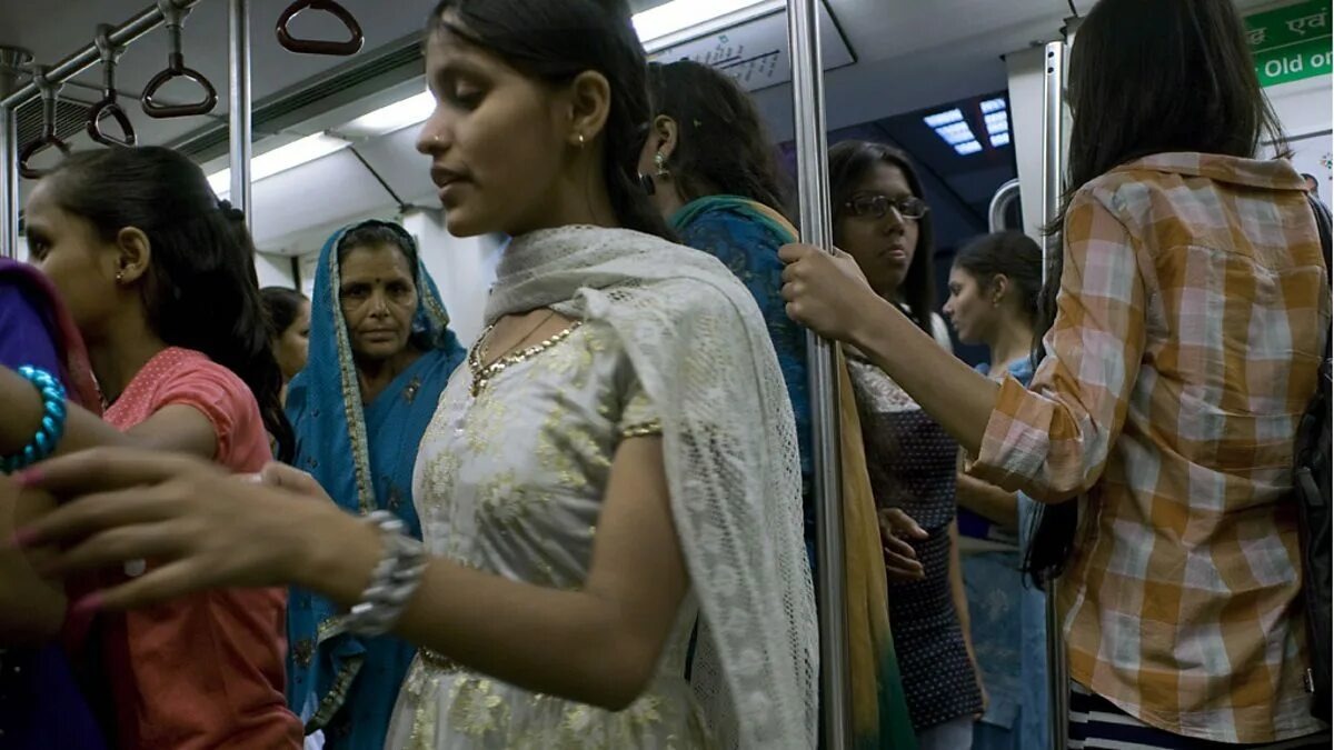 Женский вагон в метро. Индия. 