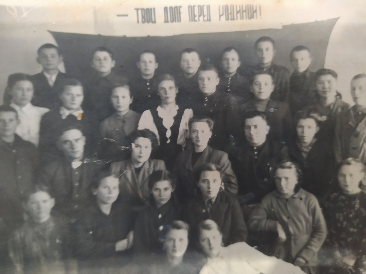 Фото из семейного архива. Мама- в центре (белой блузке и сарафане)