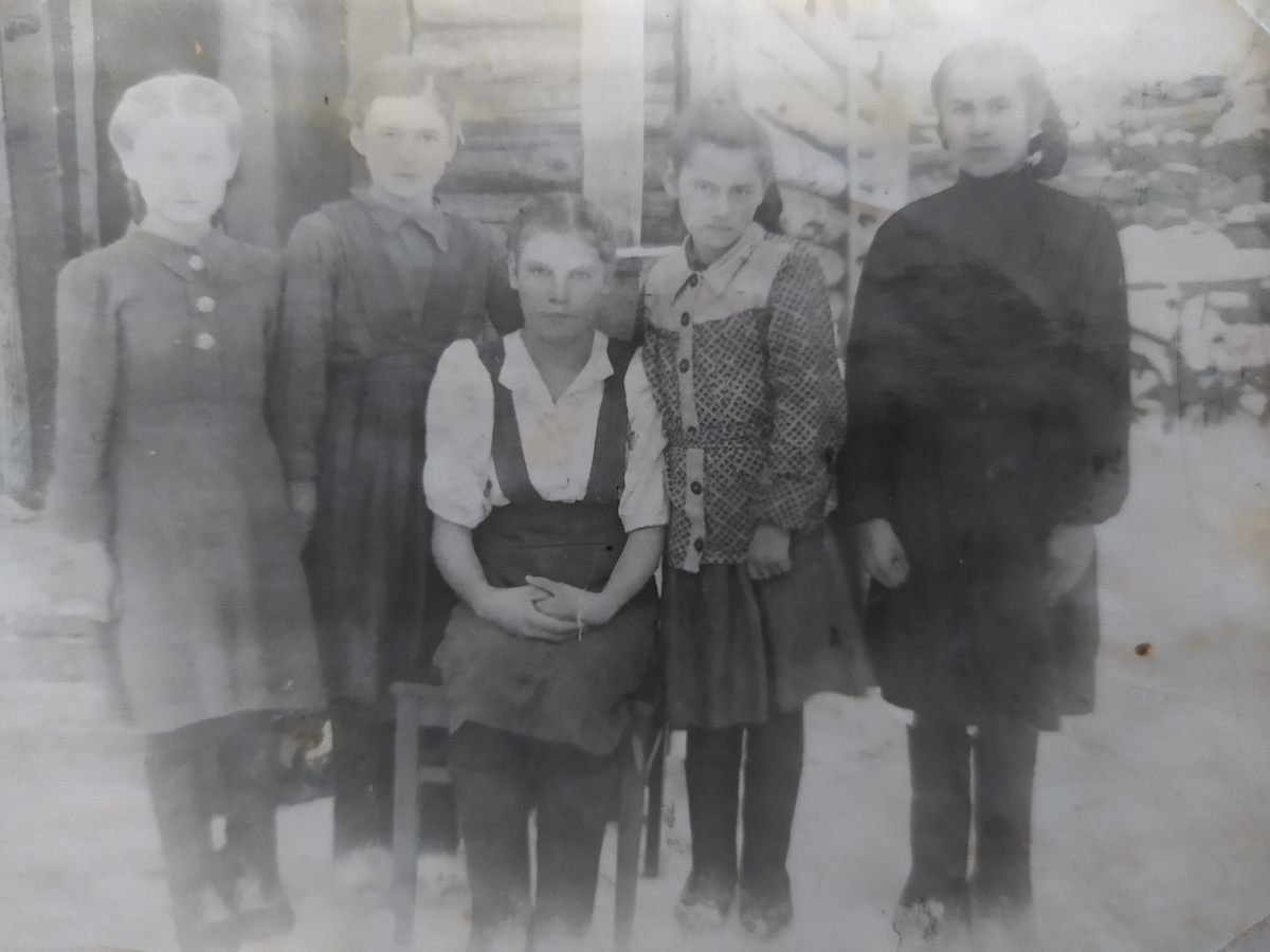 Фото из семейного архива. Мама- в центре (белой блузке и сарафане)