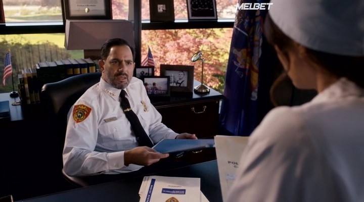 Параллельно основной истории мы плавно узнаем, сколько халатности и коррупции было допущено в ходе расследования.