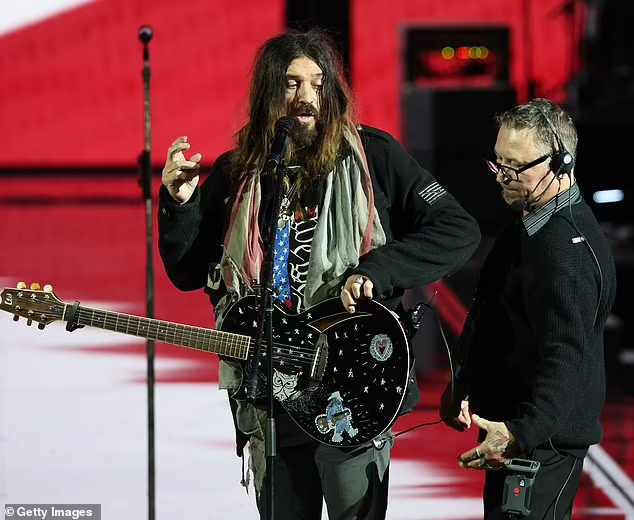 Но для детей Билли Рэя это было не просто неловкое выступление. Близкие к семье источники сообщили Daily Mail, что они восприняли это как ужасающее публичное доказательство умственного и физического упадка их отца.