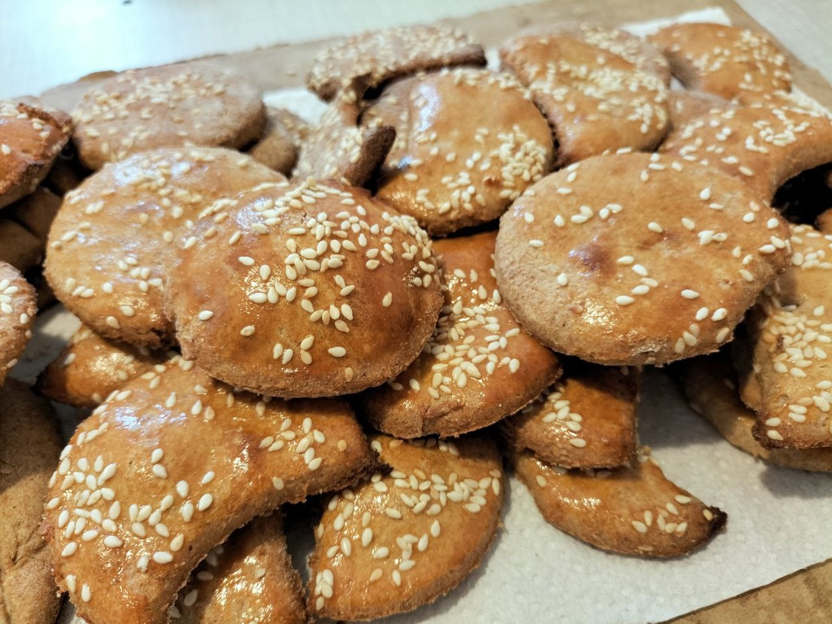 Из такого количества ингредиентов получилась целая гора печенья.Правда они небольшие и вырезала я их рюмкой))