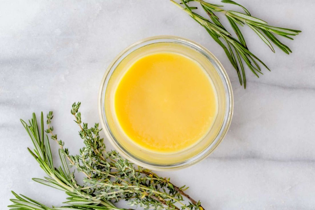 При топлении сливочного масла из него удаляются казеин и лактоза, что делает его пригодным для употребления людьми с лактазной недостаточностью и неперевонсимостью казеина. Точка дымление такого масла - 250 градусов. Оно идеально подходит для жарки.