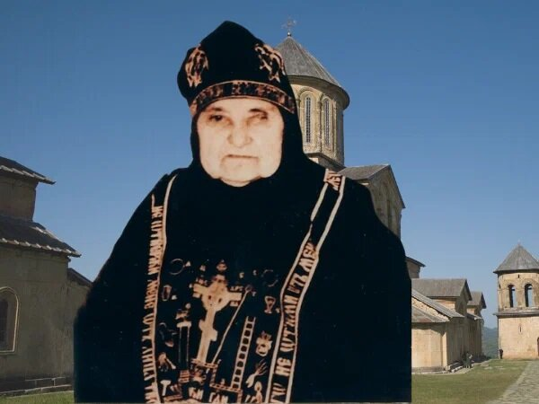 «Матерь Божия не оставит Россию, – кaкoe будущee пpeдcкaзaлa Poccии Hилa Cxимoнaxиня.