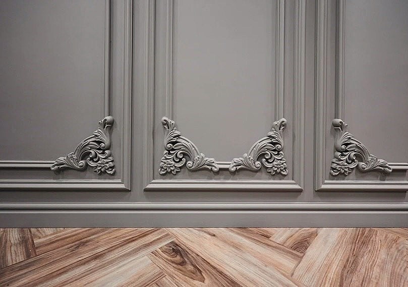 Сочетание краски Hygge, лепного декора Perfect и напольного покрытия StoneWood в реализованном проекте дизайнера Никиты Сундукова
